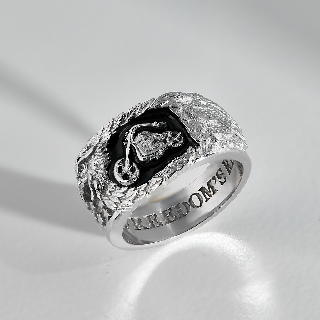 Кольцо из белого золота с черной эмалью, гравировкой и байкерской символикой (Вес 14,4 гр.)