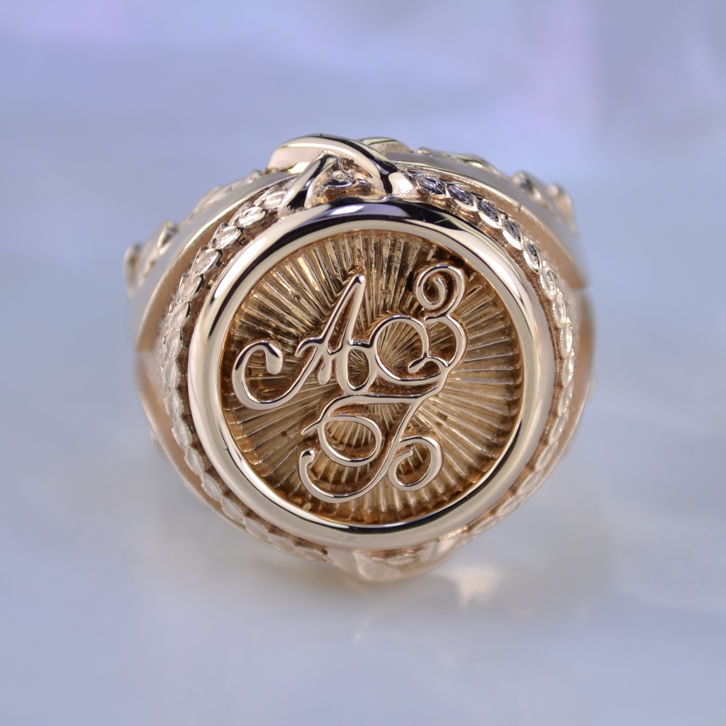 Мужское кольцо с инициалами фамилии имя и отчества из красного золота с выборкой внутри (Вес: 25 гр.)