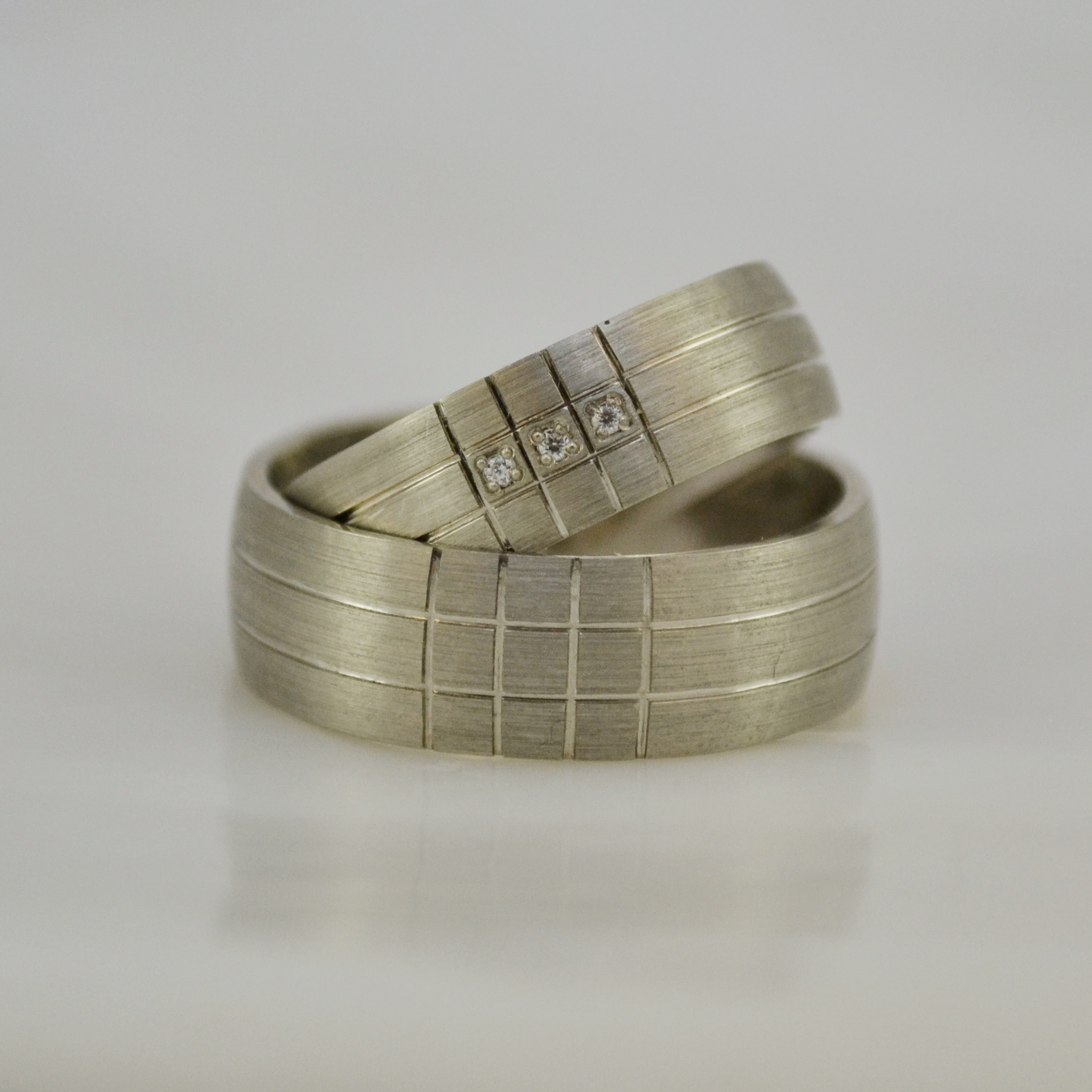 Обручальные кольца с фактурной поверхностью и бриллиантами на заказ (Вес пары: 15 гр.)