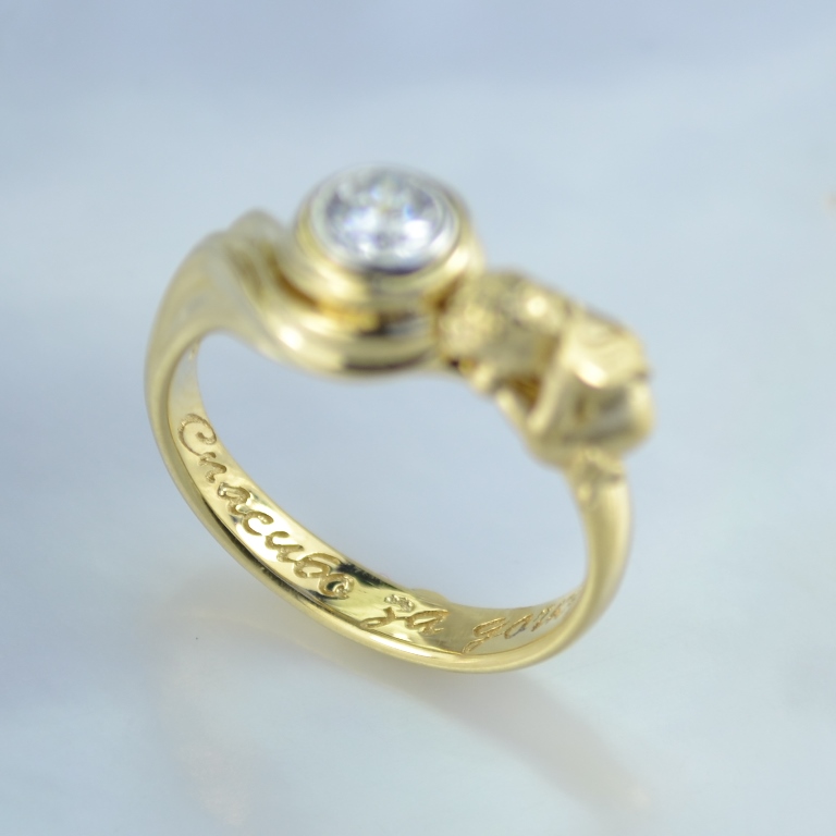 Эксклюзивное кольцо со спящим ангелочком Купидоном у бриллианта (Вес: 6 гр.)