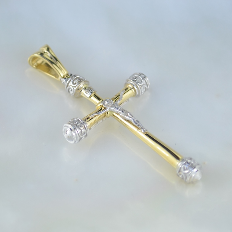 Небольшой крест из белого и жёлтого золота с распятием и гравировкой (Вес: 6 гр.)