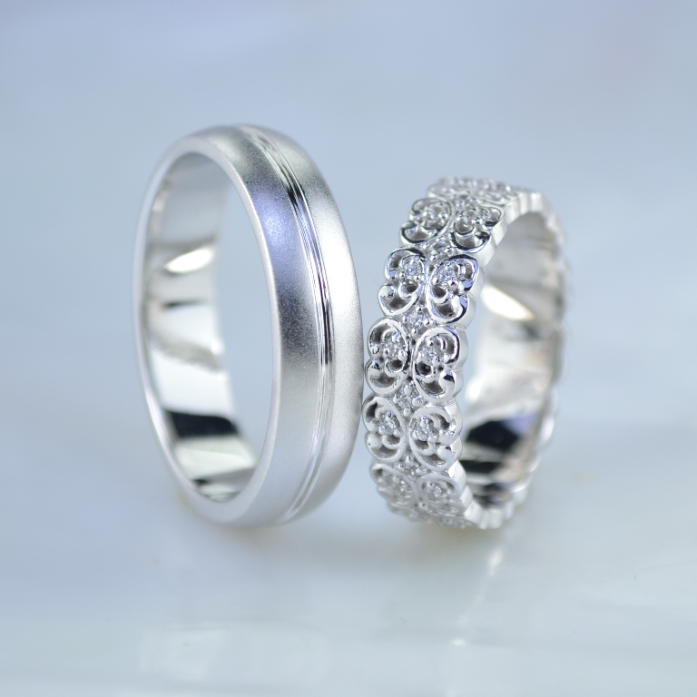 Парные обручальные кольца мужское матовое, женское ажурное с бриллиантами (Вес пары:11 гр.)