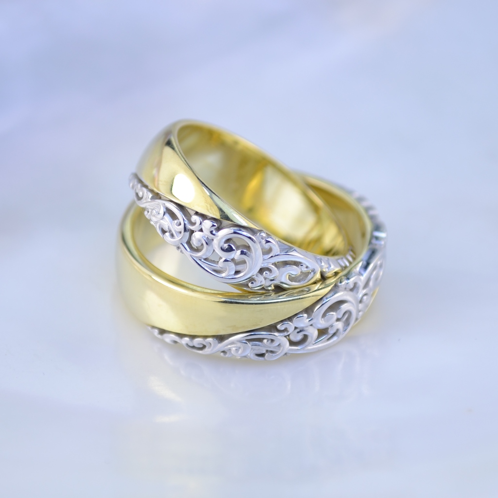 Обручальные кольца Алюр из двухцветного золота с узором (Вес пары: 13 гр.)
