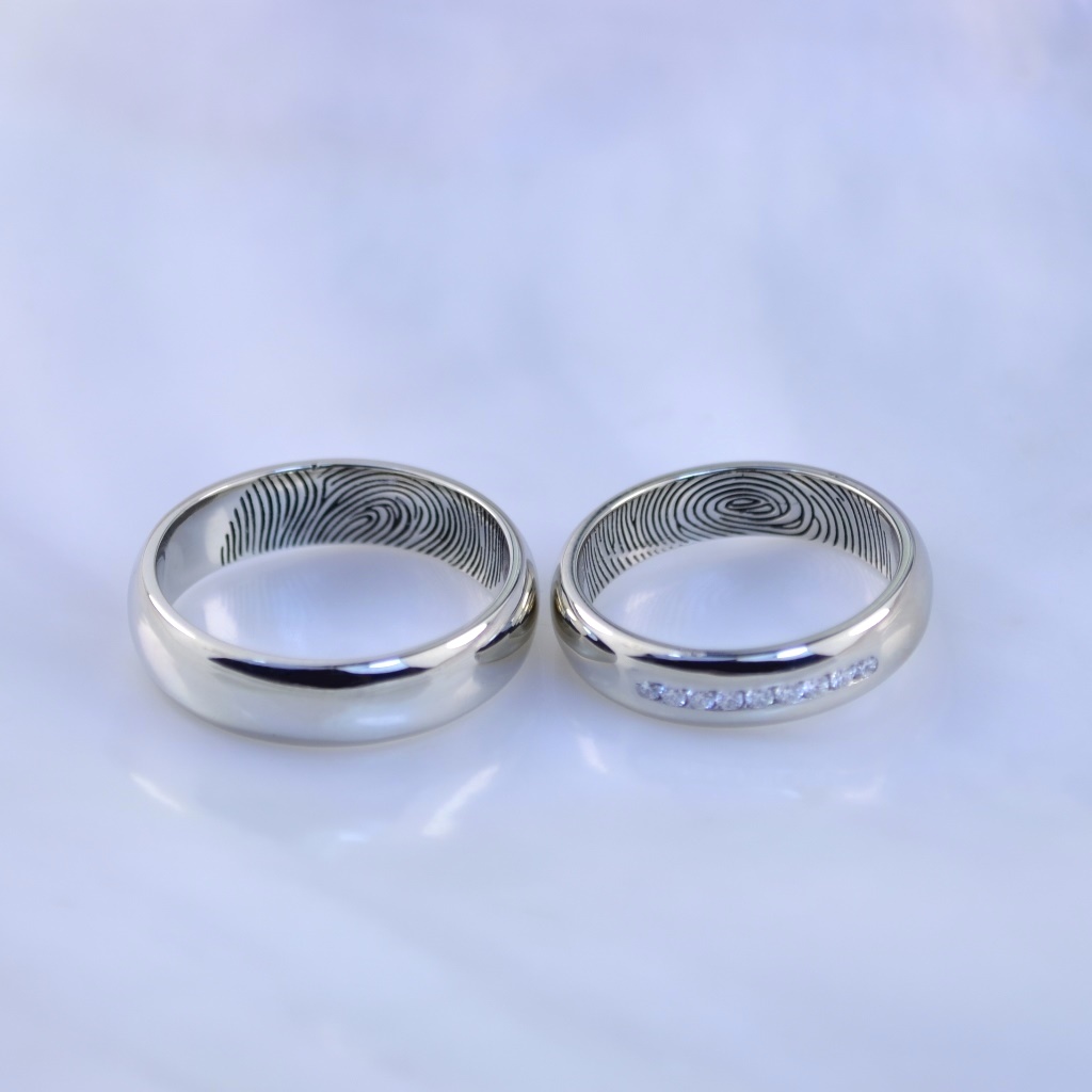 Обручальные кольца из белого золота с отпечатками и бриллиантами в женском кольце (Вес пары 9,5 гр.)