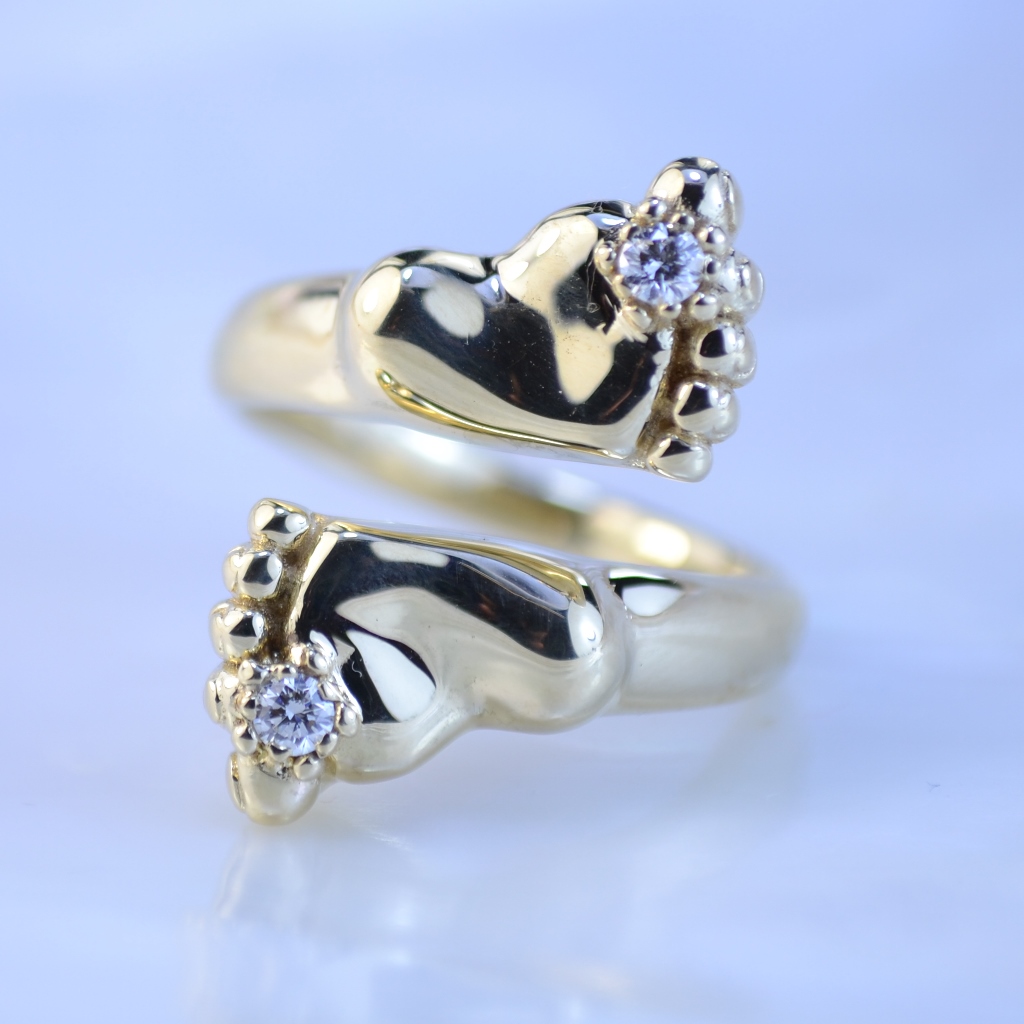 Кольцо с двумя ножками младенца из жёлтого золота с бриллиантами (Вес: 8 гр.)