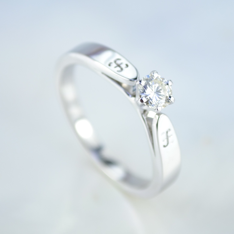 Помолвочное кольцо с бриллиантом 0,24 карат, символами и гравировкой Рост и Развитие (Вес 3 гр.)