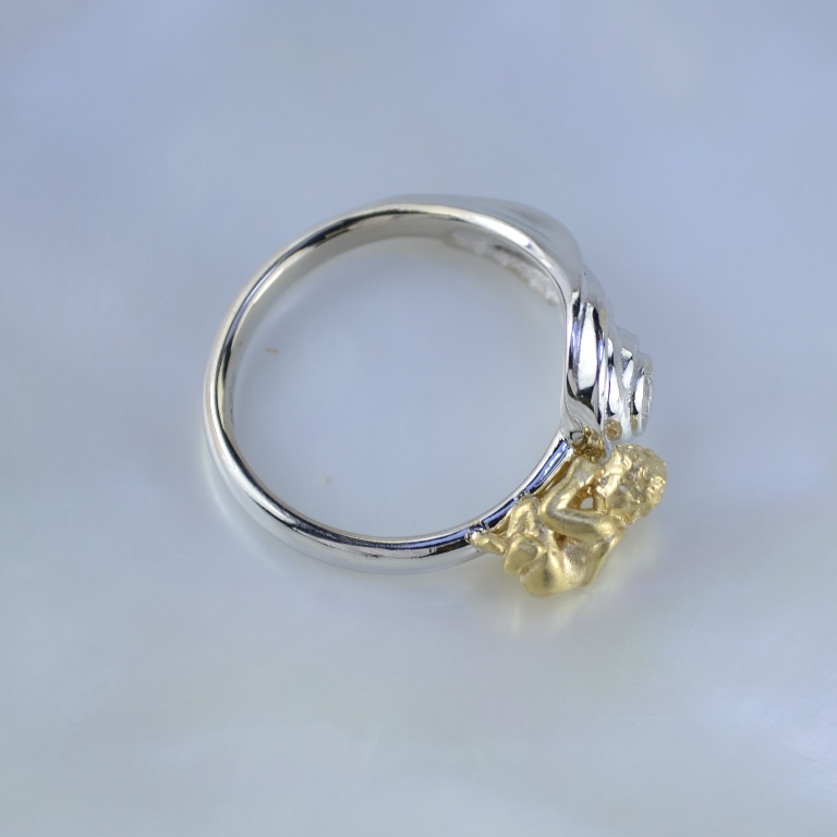 Кольцо со спящим ребёнком из золота 585 пробы с бриллиантом (Вес: 5 гр.)