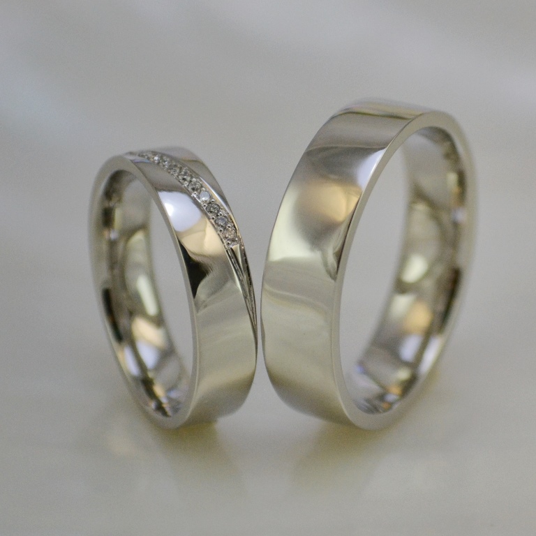 Обручальные кольца из белого золота с дорожкой из бриллиантов (Вес пары: 14 гр.)