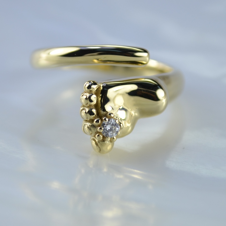 Кольцо пяточка младенца из золота с бриллиантом жёлтое 585 проба (Вес: 6 гр.)