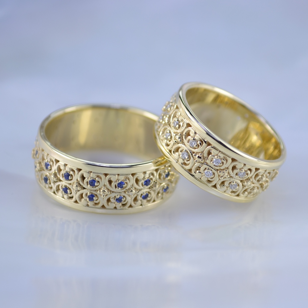 Широкие обручальные кольца из жёлтого золота с узорами и камнями - бриллианты и сапфиры (Вес пары: 15,3 гр.)