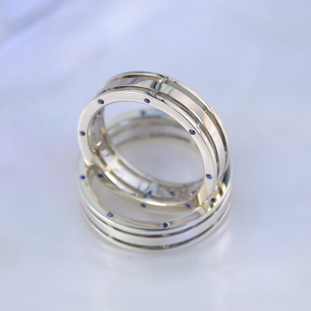 Парные обручальные кольца из белого золота с сапфирами (Вес пары 15,5 гр.)