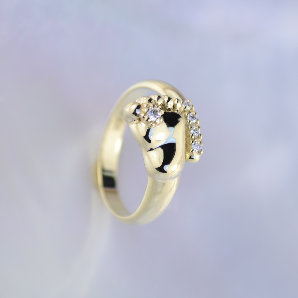 Кольцо с пяточкой младенца из жёлтого золота с бриллиантами (Вес: 3,5 гр.)