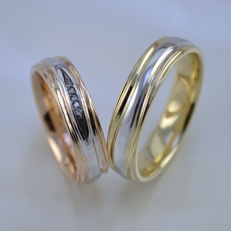 Изящные многоцветные обручальные кольца с бриллиантами (Вес пары: 12 гр.)