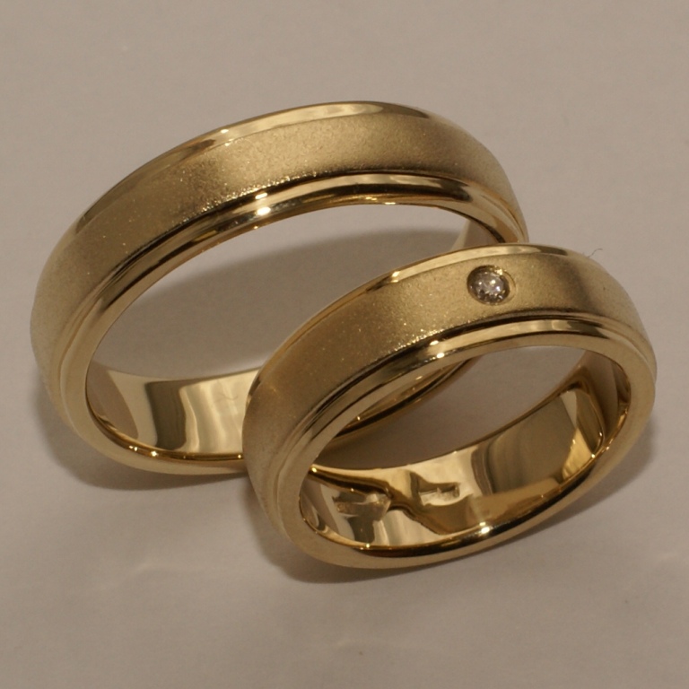Матовые обручальные кольца с бриллиантом на заказ (Вес пары: 13 гр.)