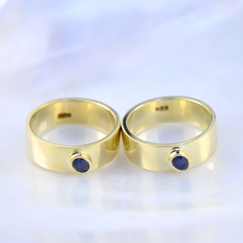 Классические обручальные кольца из жёлтого золота с сапфиром (Вес пары 16 гр.)