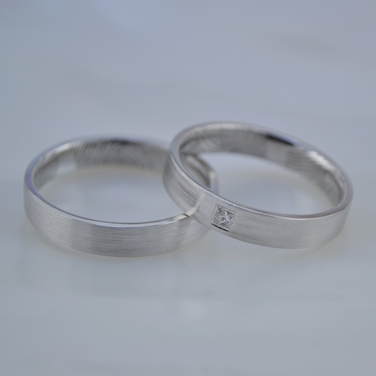 Шершавые обручальные кольца с отпечатками пальцев внутри и бриллиантом принцесса (Вес пары: 9 гр.)
