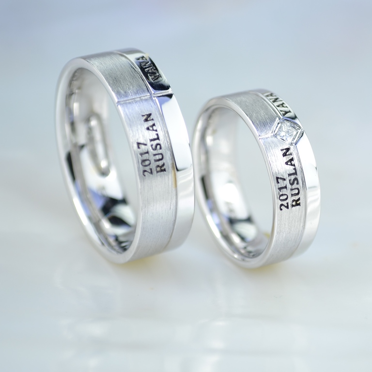 Матовое обручальное кольцо из белого золота с чернением и гравировкой имени и даты свадьбы (Вес пары: 18 гр.)