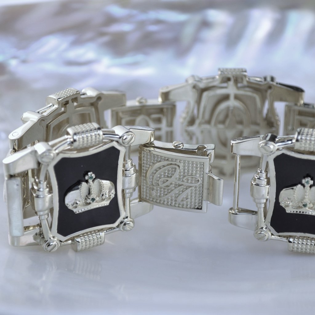 Мужской серебряный браслет с эмалью, инициалами и изумрудами на заказ (цена за грамм)