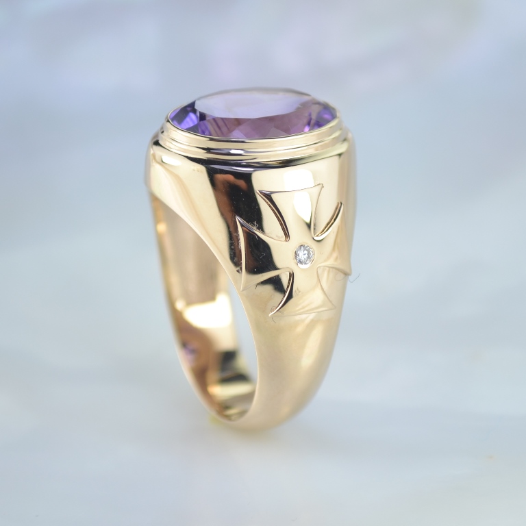 Эксклюзивный перстень с символом лилия и мальтийский крест из золота вставки аметист и бриллианты (Вес 11 гр.)