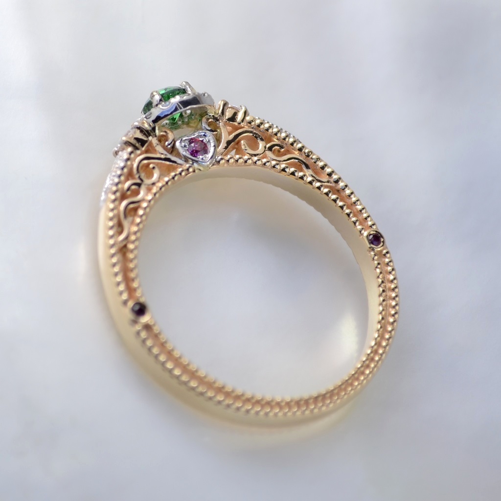 Помолвочное золотое кольцо из красно-белого золота с изумрудом, бриллиантами и рубинами (Вес: 4 гр.)