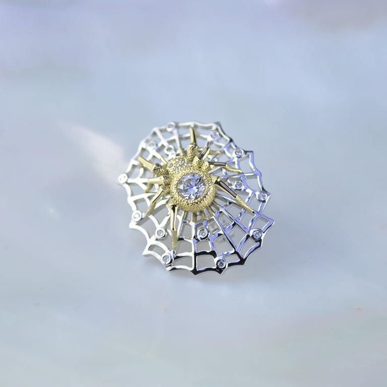 Одиночная серьга в виде паутины с пауком из золота с бриллиантами (Вес: 5 гр.)
