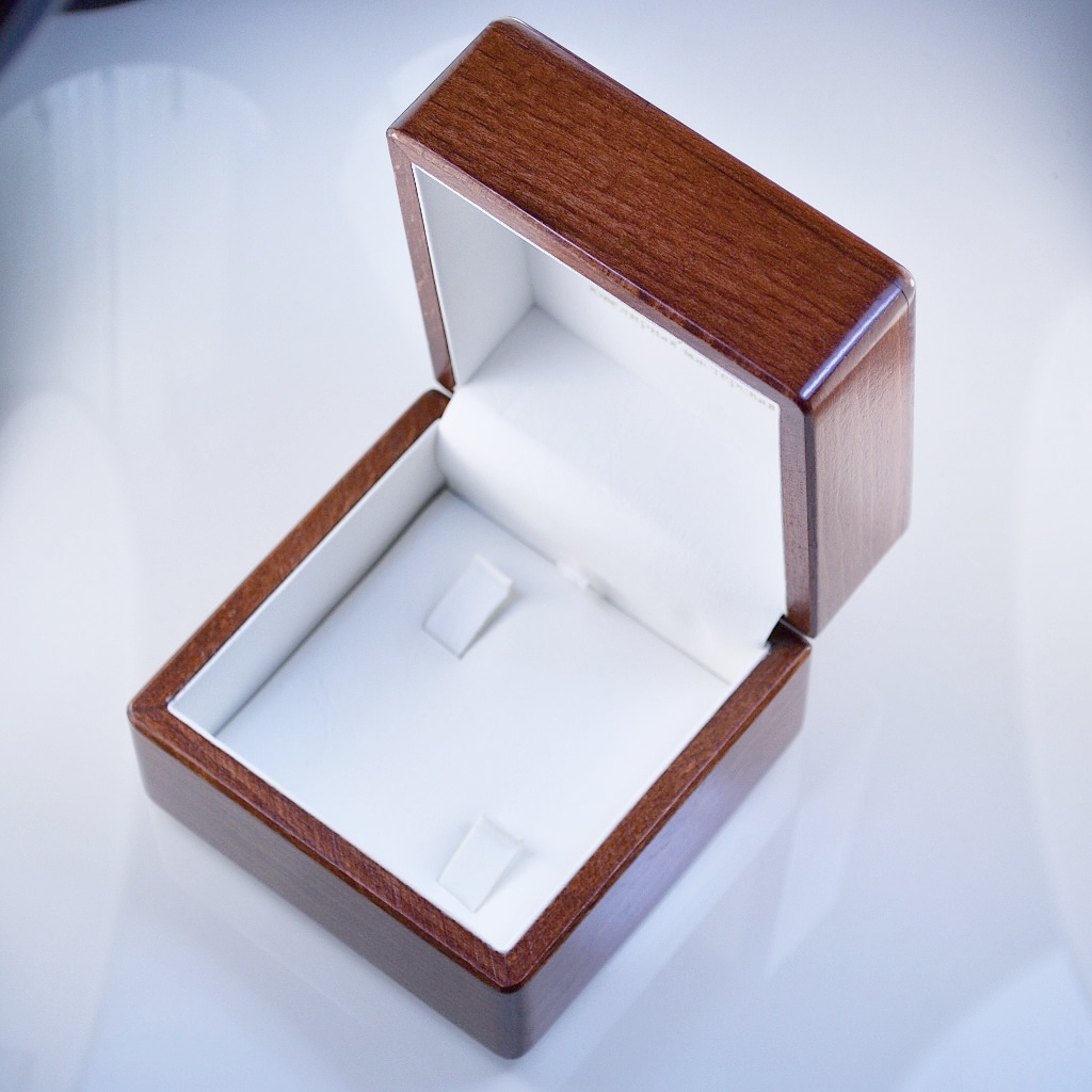 Деревянная коробочка-шкатулка для хранения обручальных колец