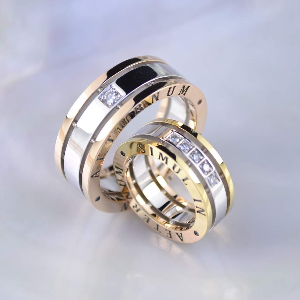 Обручальные кольца из трёх видов золота с бриллиантами и гравировкой (Вес пары 40 гр.)