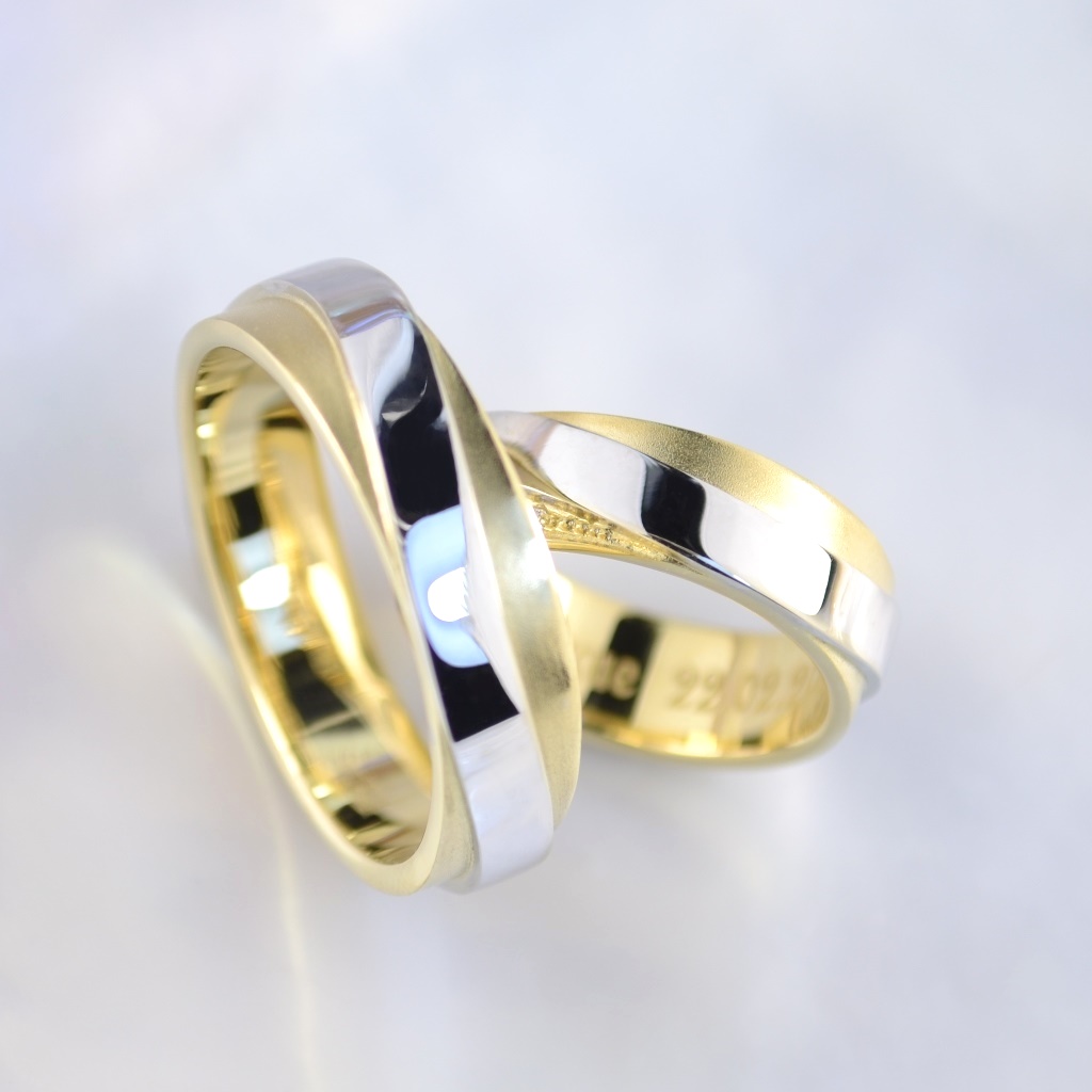 Обручальные кольца Бесконечность из жёлто-белого золота с бриллиантами и гравировкой (Вес пары: 15 гр.)