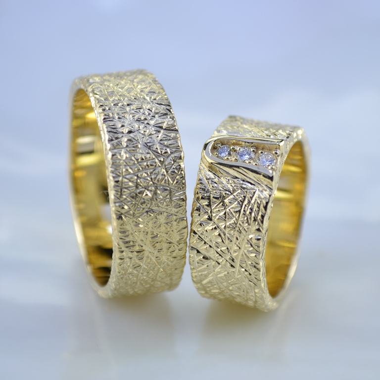 Необычное обручальное кольцо с шероховатой поверхностью из жёлтого золота с бриллиантами (Вес пары: 19 гр.)