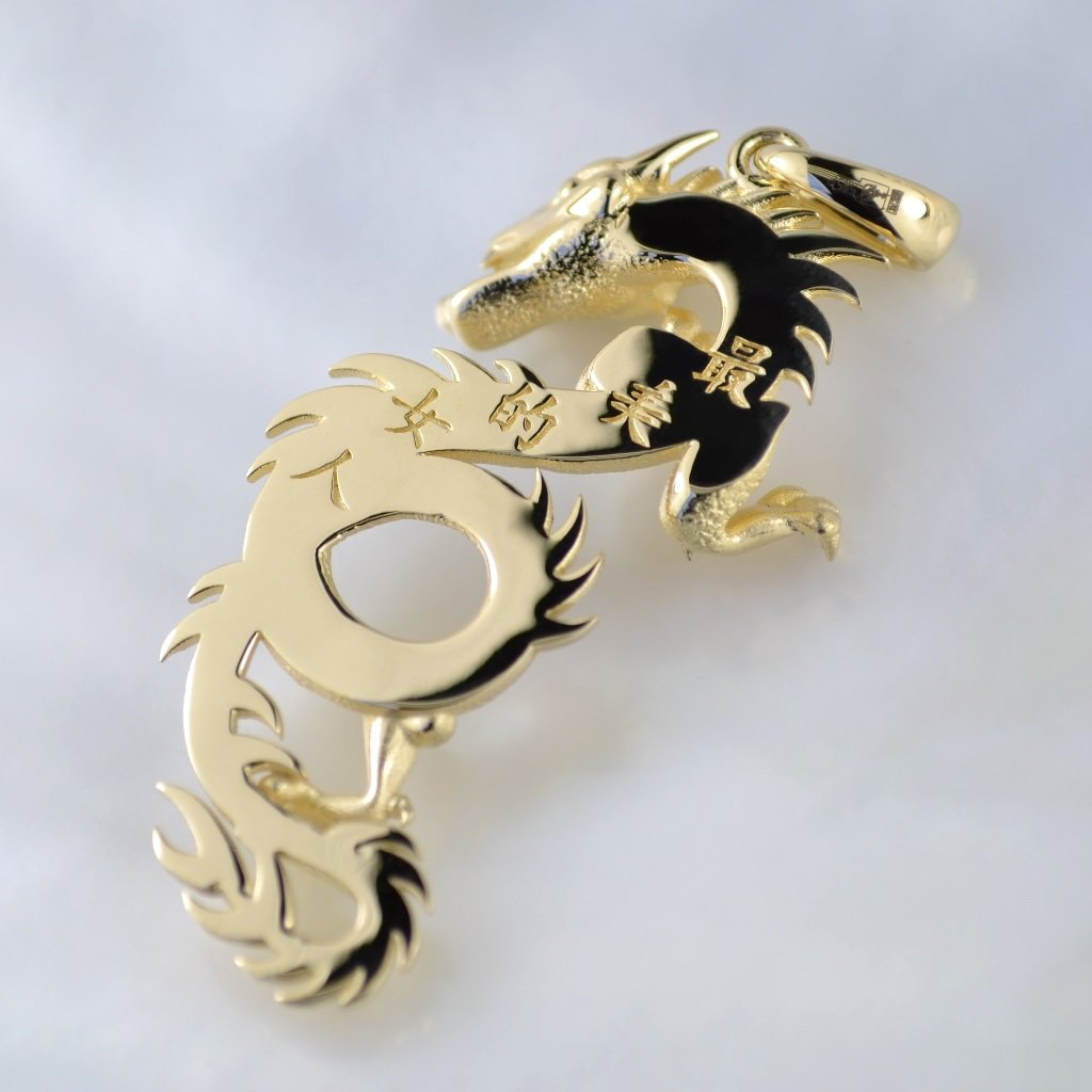 Мужская золотая подвеска в виде дракона с иероглифами на обратной стороне (Вес: 13,5 гр.)