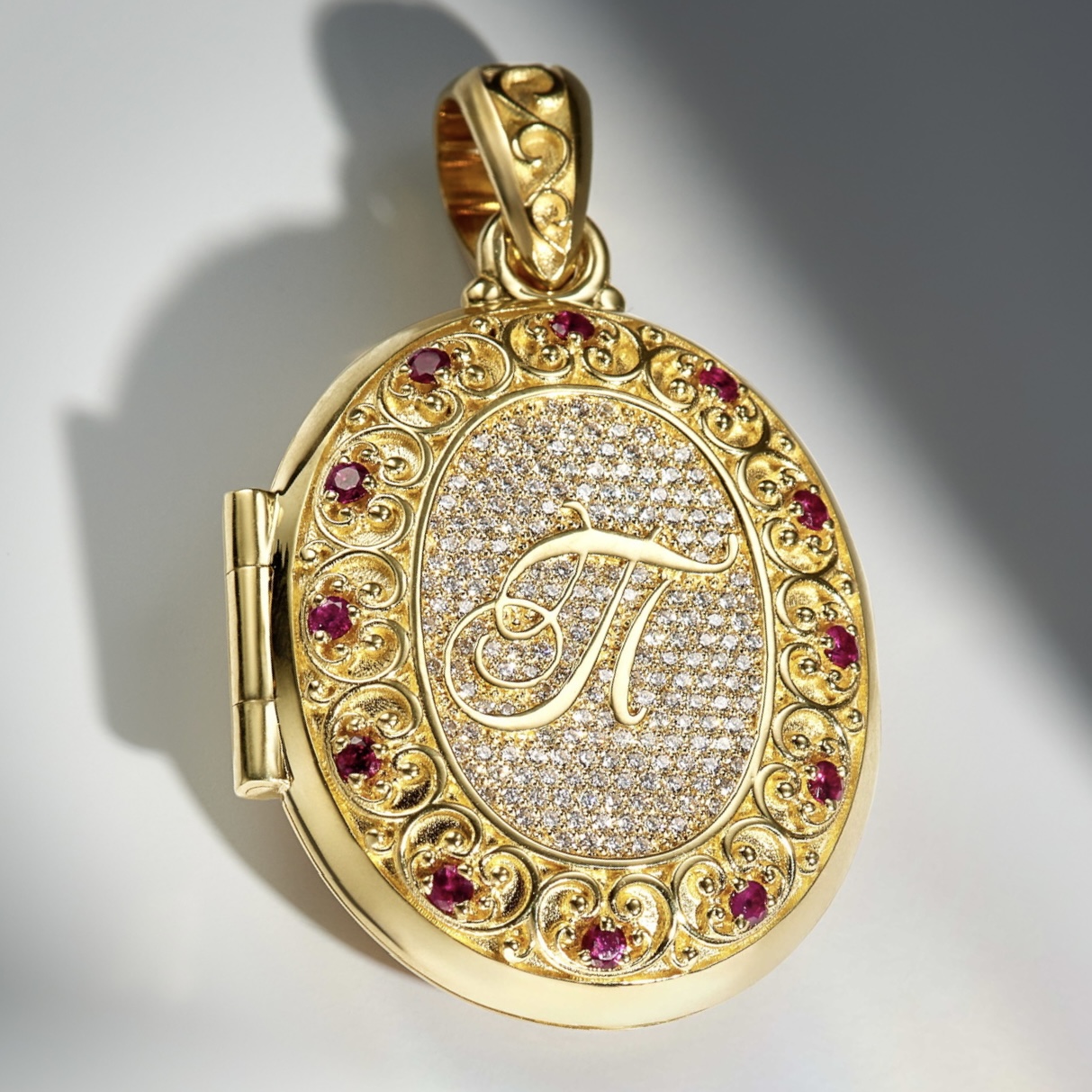 Медальон под фотографию из желтого золота с монограммой, рубинами и бриллиантами Медальон под фотографию из желтого золота с монограммой, рубинами и бриллиантами
