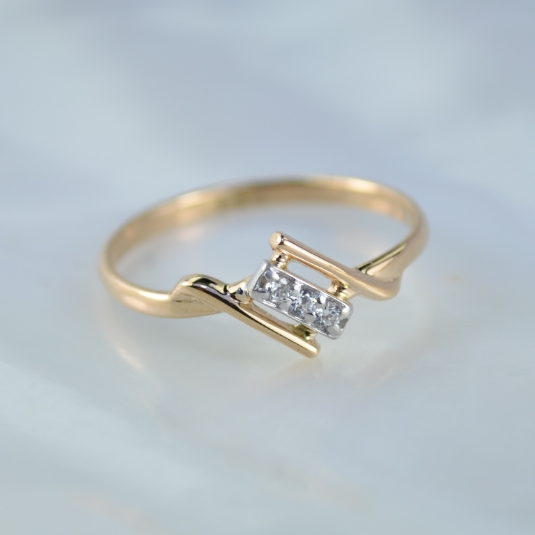 Помолвочное кольцо с тремя бриллиантами 0,063 карат из двухцветного золота (Вес: 1,26 гр.)