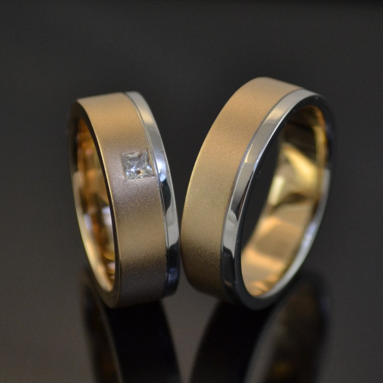 Двухцветные обручальные кольца двухцветные с квадратным бриллиантом Принцесса (Вес пары: 14 гр.)