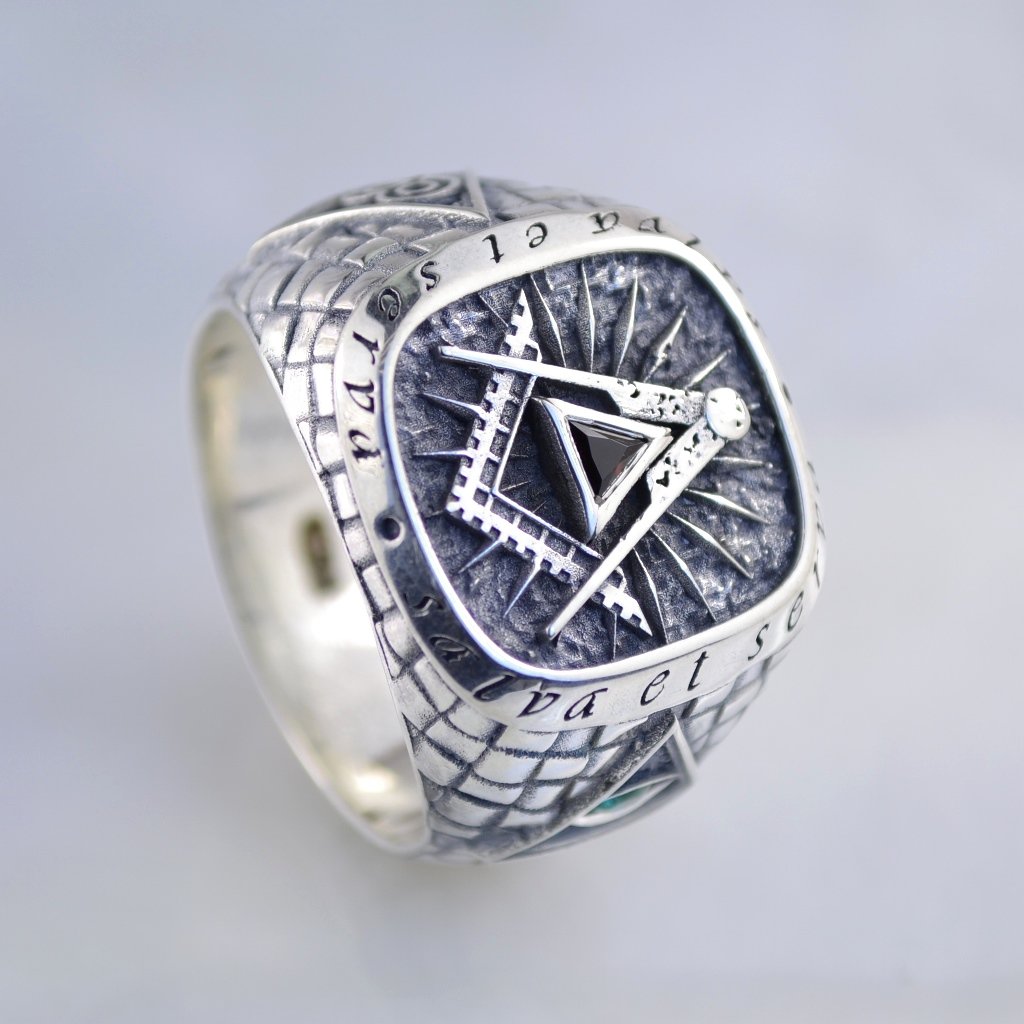 Серебряная печатка-перстень на заказ с масонской символикой, гранатом и изумрудом (Вес: 15,5 гр.)