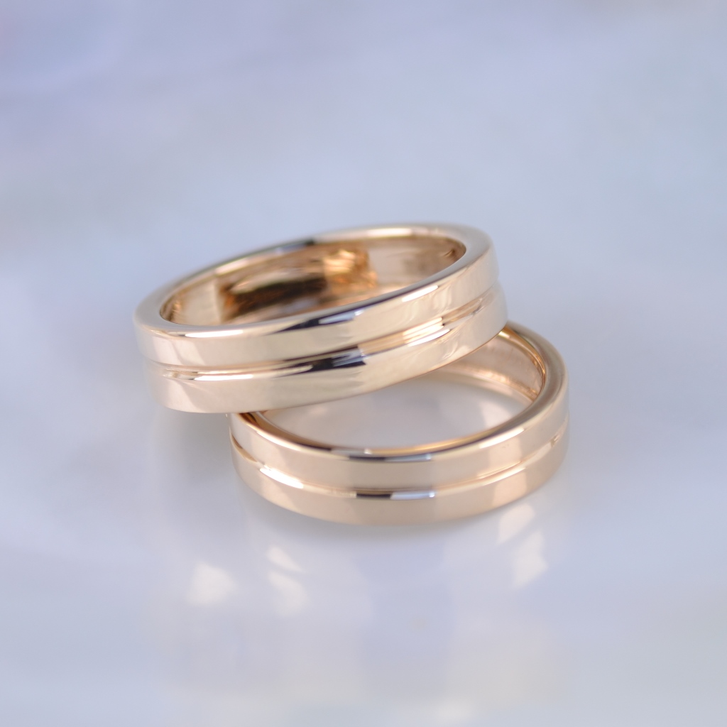 Классические гладкие обручальные кольца из золота с бриллиантом и гравировкой (Вес пары: 9 гр.)