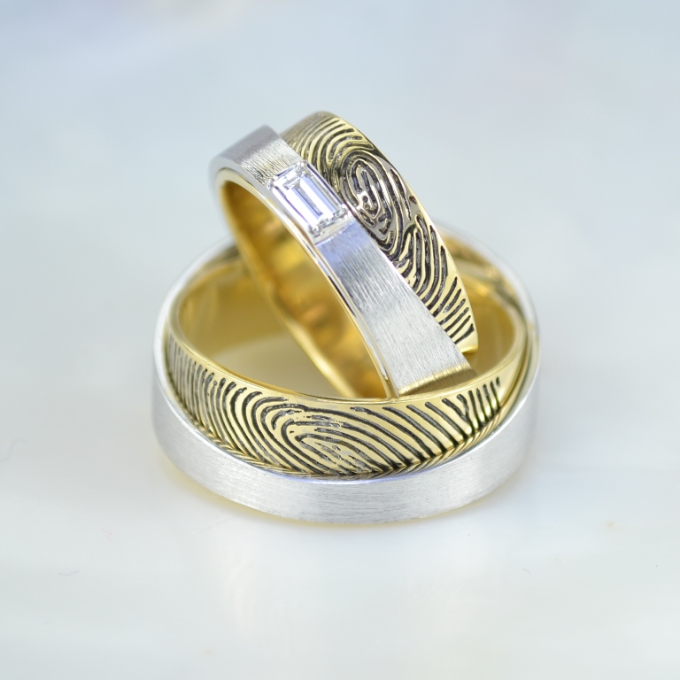 Матированное обручальное кольцо с отпечатками пальцев и бриллиантом багетной огранки (Вес пары: 16 гр.)