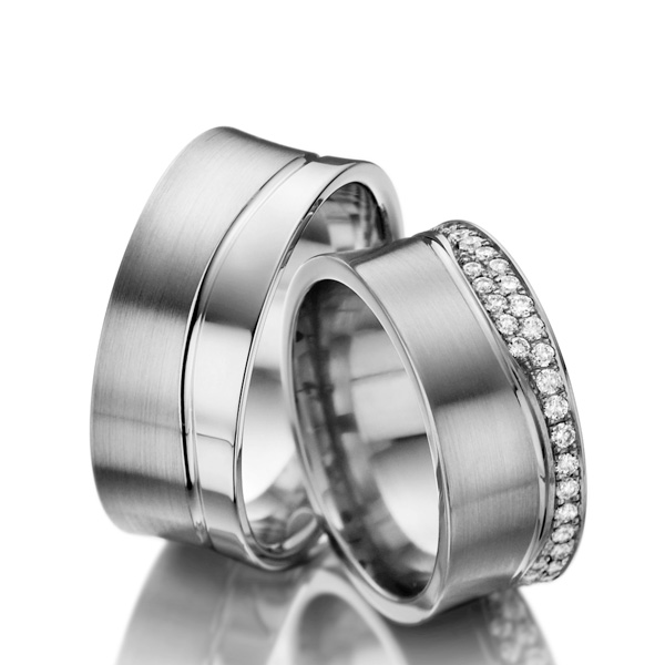 Широкие вогнутые платиновые обручальные кольца с бриллиантамм в женском кольце (Вес пары: 23 гр.)