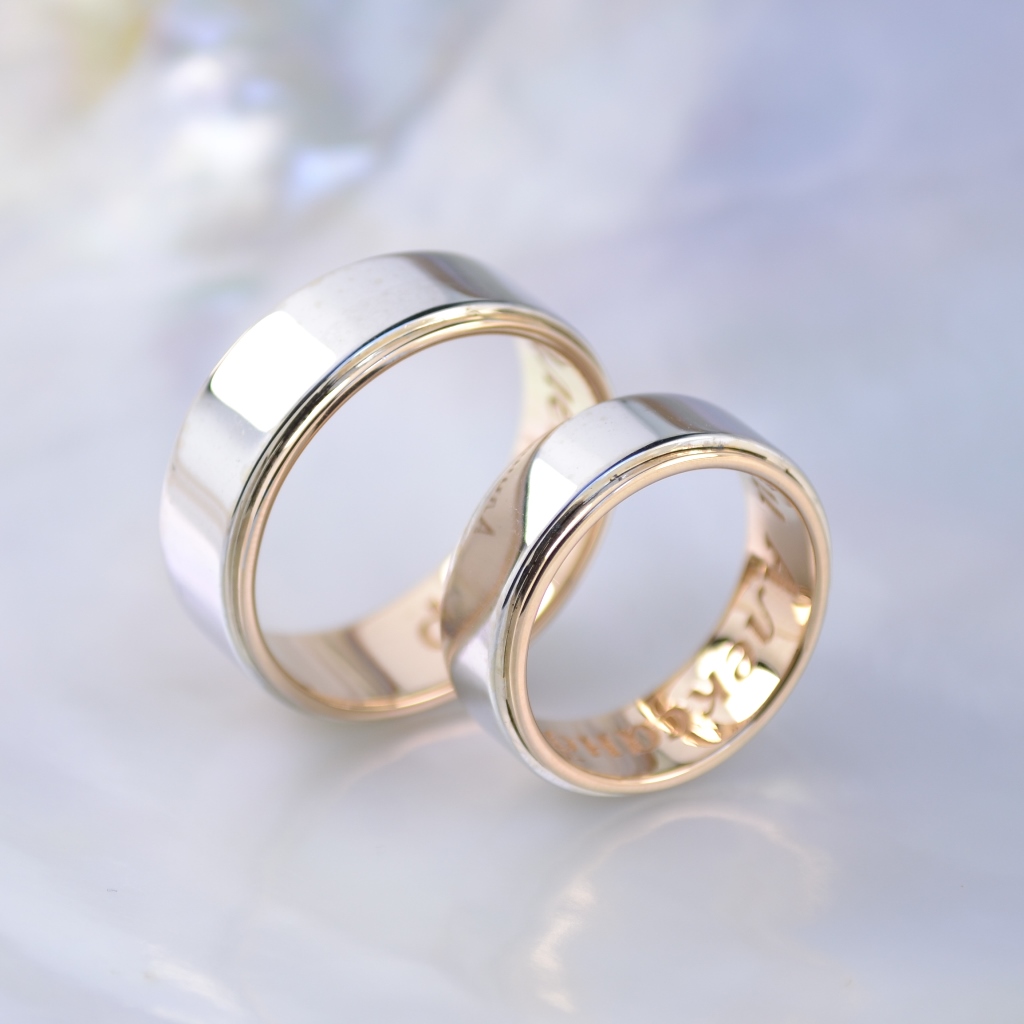 Обручальные кольца из красно-белого золота с гравировкой имен супругов (Вес пары 17,5 гр.)