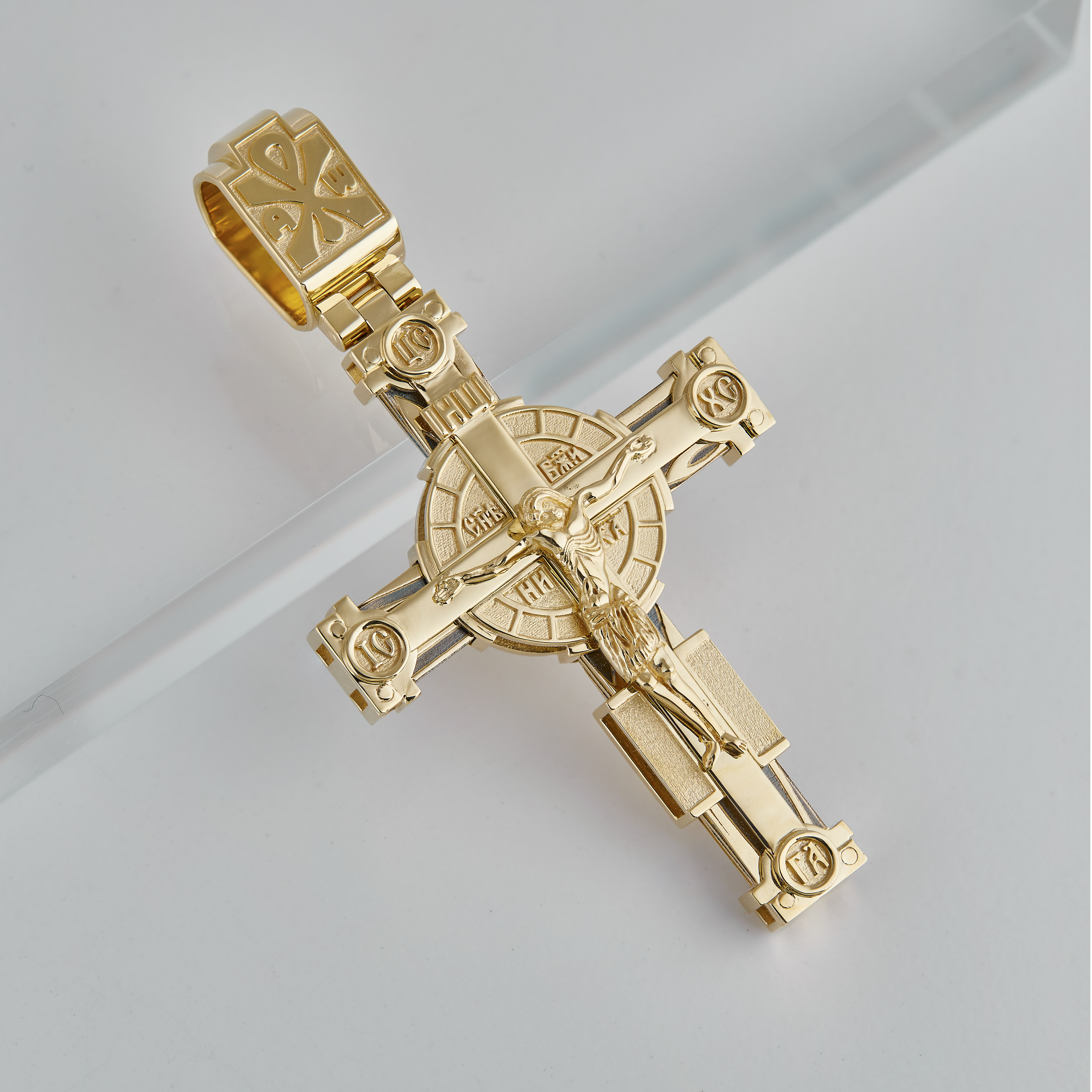 Нательный золотой крест с деревом Эбен, эмалью и образом иконы Спас Нерукотворный на золотой цепочке Краб средний (Вес 96 гр.)