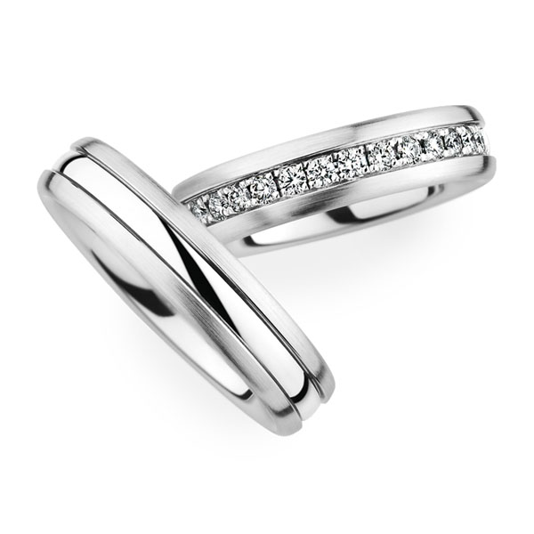 Узкие платиновые обручальные кольца с дорожкой бриллиантов в женском кольце (Вес пары: 16 гр.)