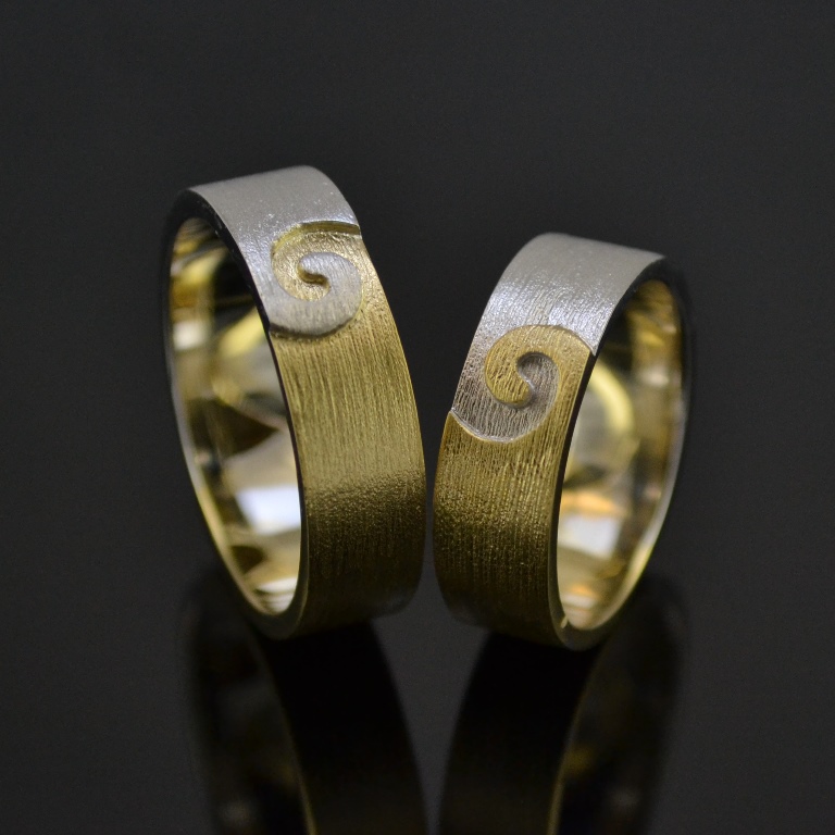 Парные обручальные кольца инь янь (Yin Yang) из двухцветного золота и с фактурной поверхностью  (Вес пары: 11,5 гр.)