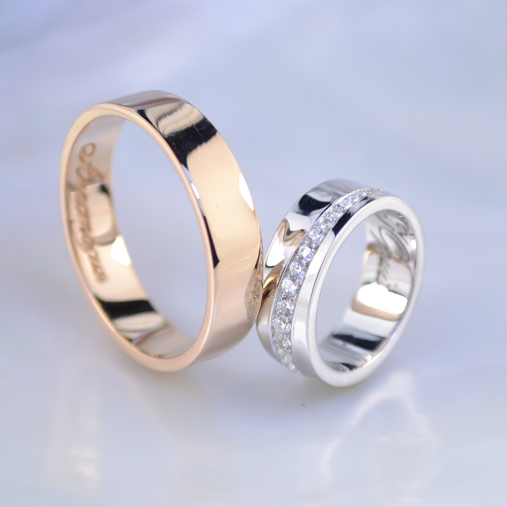 Обручальные кольца из красного и белого золота с бриллиантами и гравировкой (Вес пары: 15 гр.)