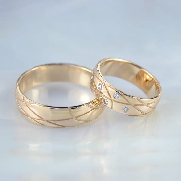 Золотые обручальные кольцо с орнаментом из ромбиков и с бриллиантами (Вес пары: 13 гр.)