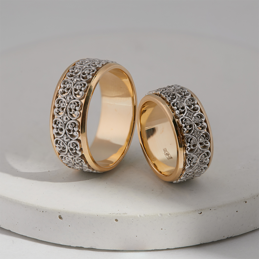 Двухцветные обручальные кольца с бриллиантами и рельефным узором на заказ  (Вес пары: 24 гр.)