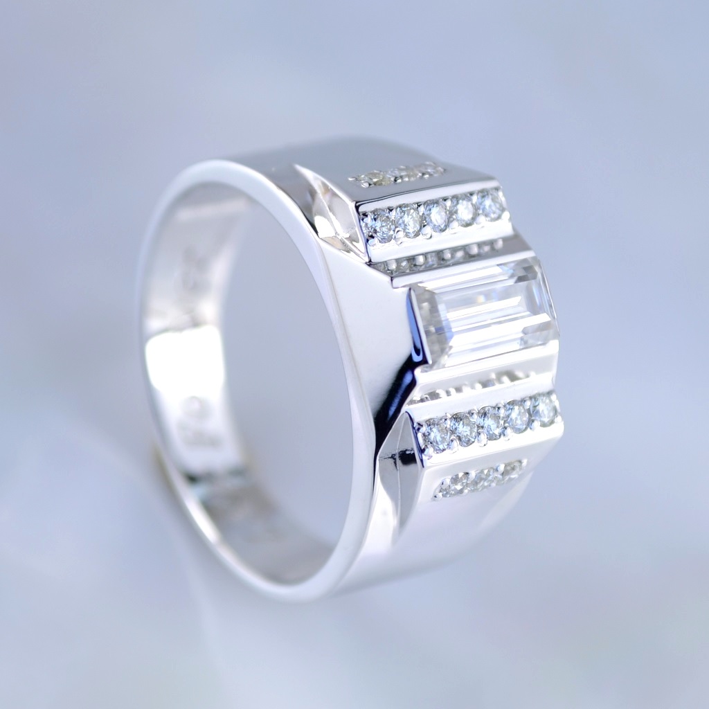 Мужское золотое кольцо с муассанитом, бриллиантами и гравировкой (Вес: 7 гр.)