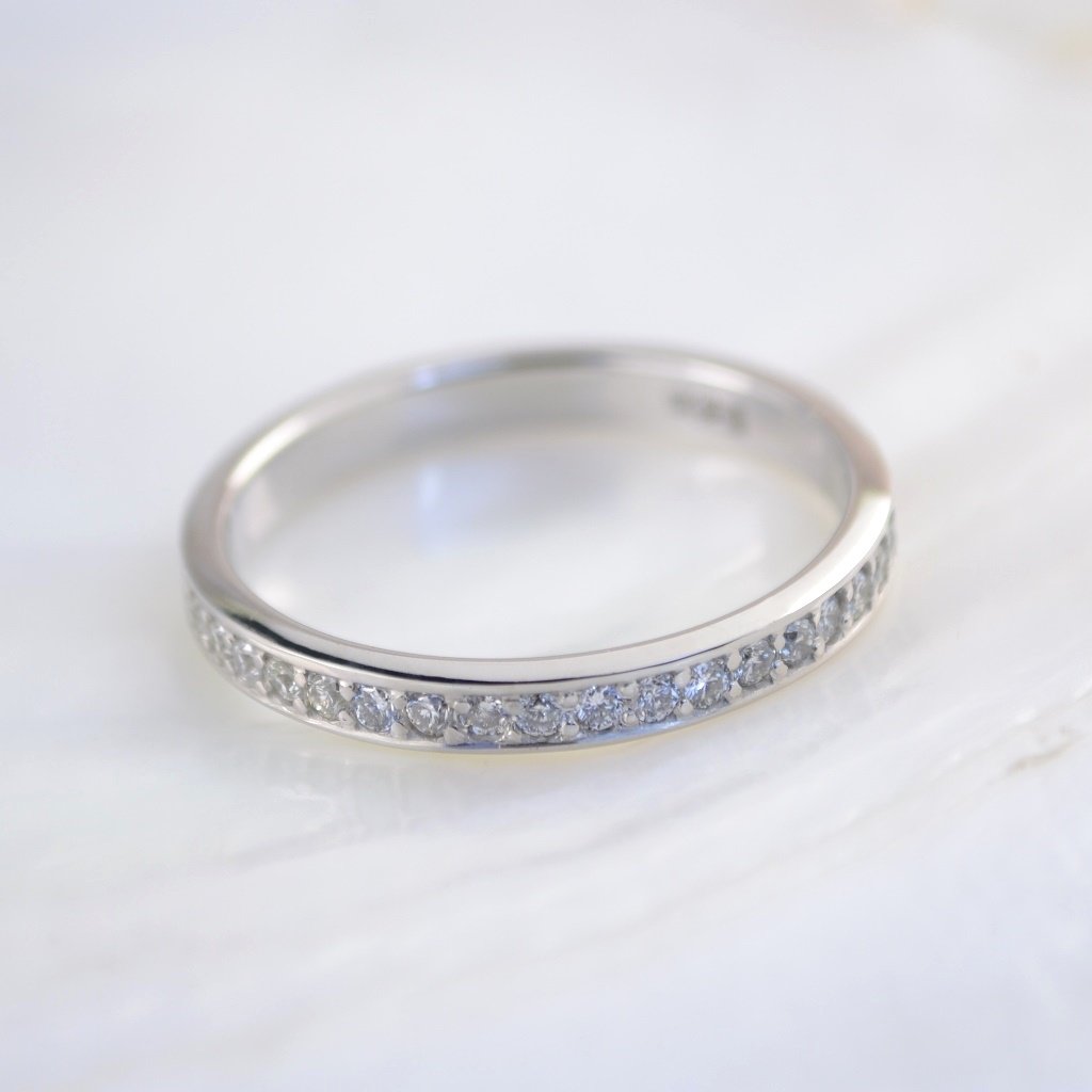 Женское помолвочное кольцо из белого золота с бриллиантами по кругу (Вес: 2,5 гр.)