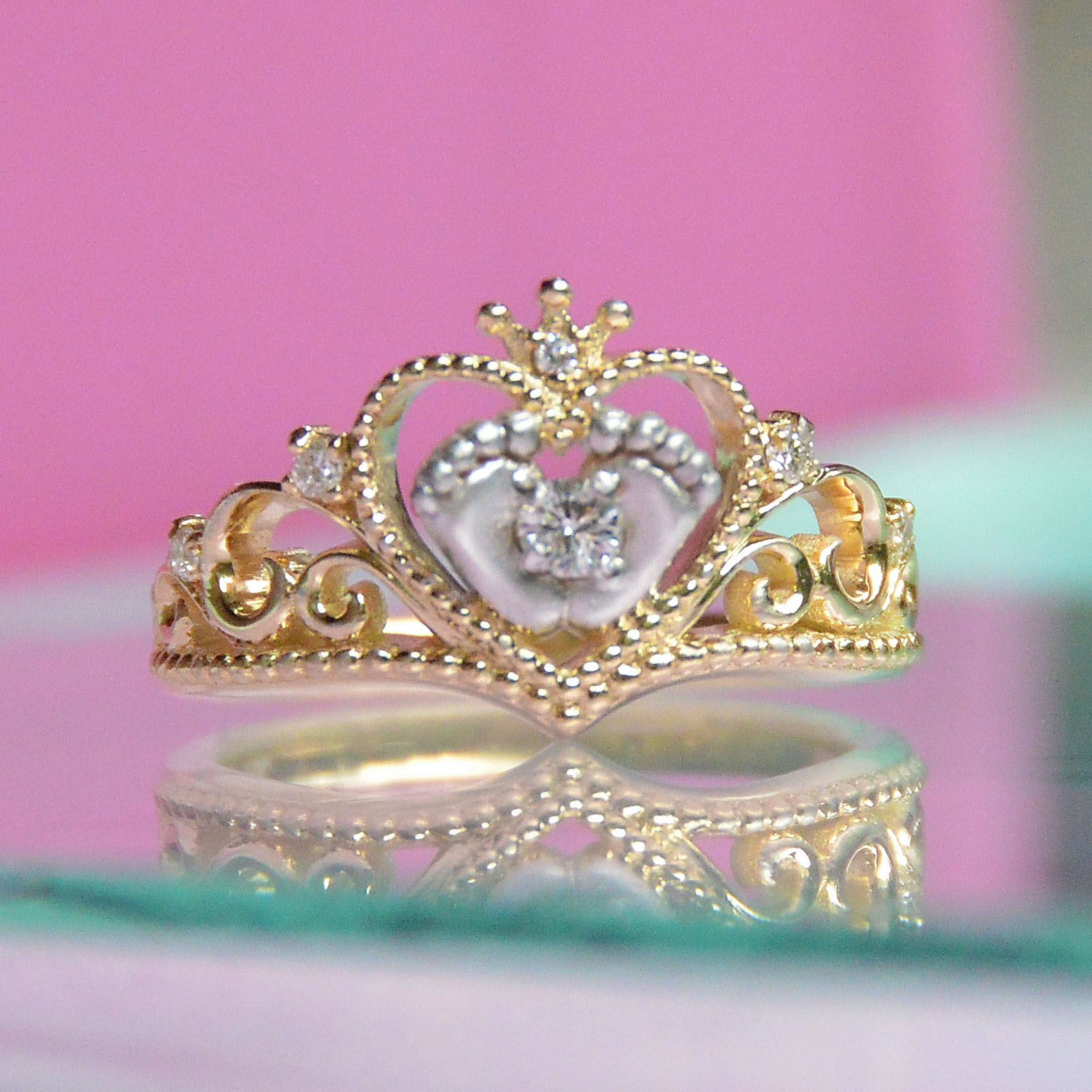 Двухцветное кольцо на рождение сына или дочки с ножками, сердцем и короной (Вес: 4,4 гр.)