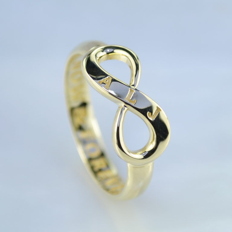 Золотое кольцо со знаком бесконечности, гравировкой и инициалами (Вес: 3,5 гр.)