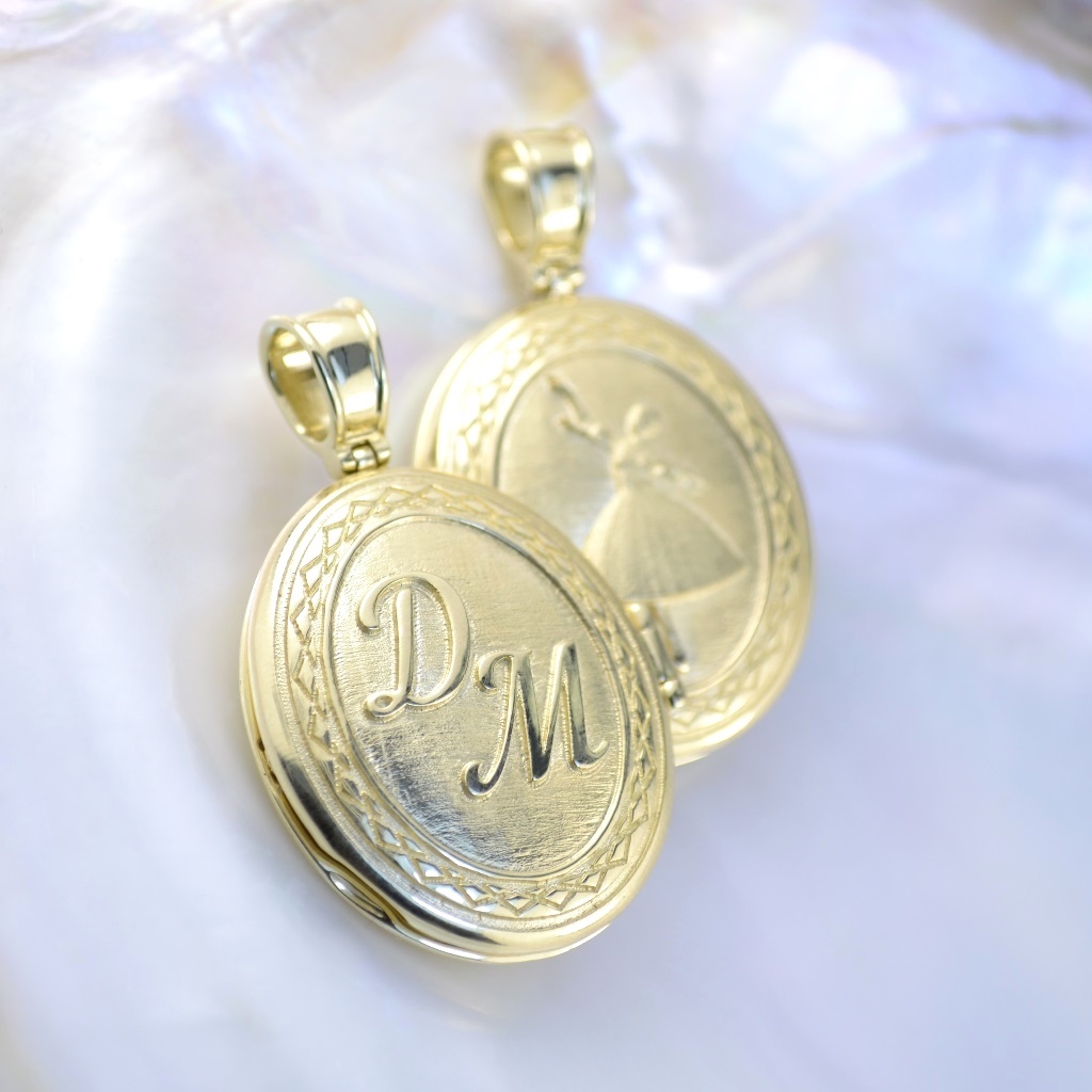 Парные золотые медальоны Балерина с фото и инициалами (Вес: 40 гр.)