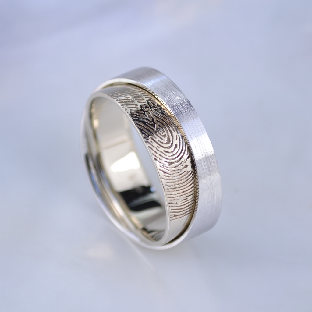 Золотое кольцо с матовой поверхностью и отпечатком пальца (Вес: 9,5 гр.)